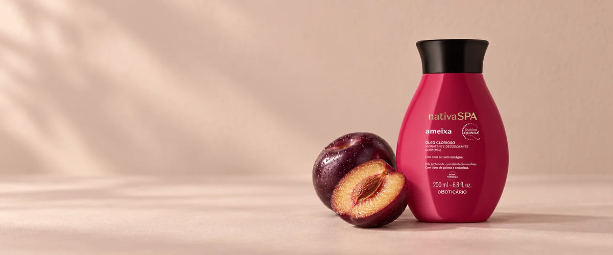 Aceite Corporal Glorioso Ameixa sobre fondo rosado con ciruelas
